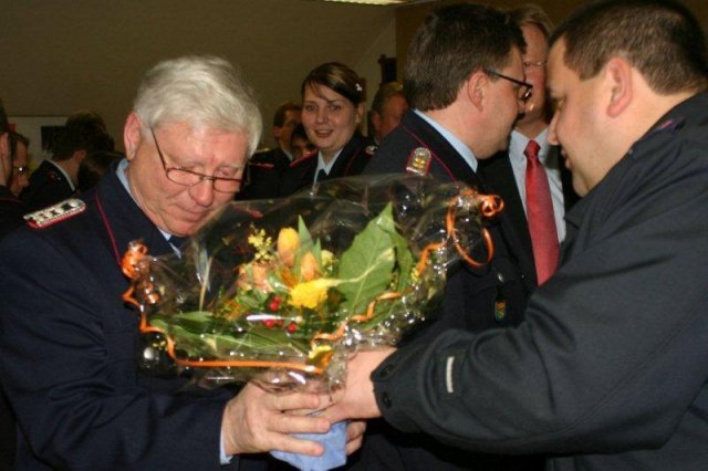 2012-02-11 -17- JHV FF BLtbg Ehrung K.H. Kemmling (1)